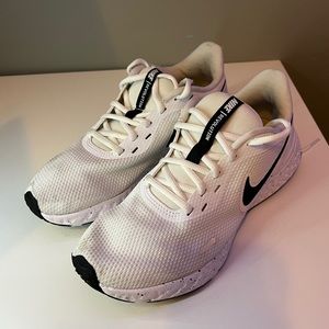 Women’s Nike Revolution 5 White/Black
